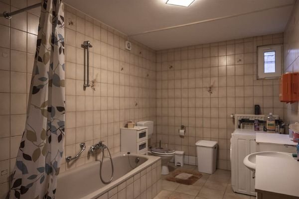 Bad mit Wanne u. Dusche ELW KG
