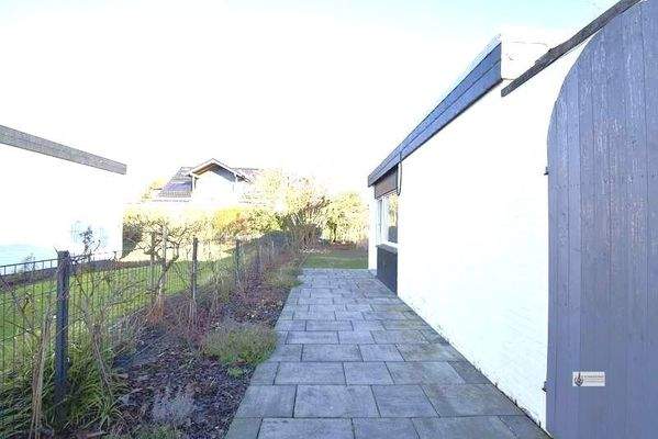 22 Gepflasterter Zugang zum hinteren Garten