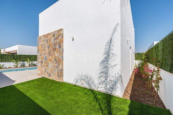 Detached Contemporary Villas near the Beach in Los Alcázares