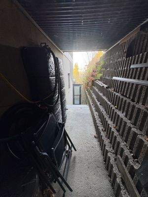 Langer schmaler Durchgang