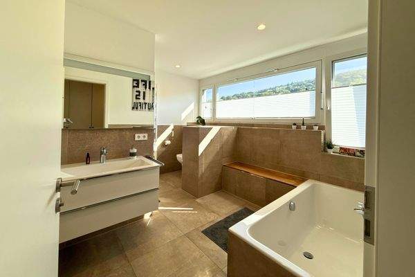 Riesiges Badezimmer mit Badewanne und Duschee (Nr. 2)