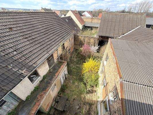 Innenhof mit Zugang zu den Nebengebäuden und der Scheune