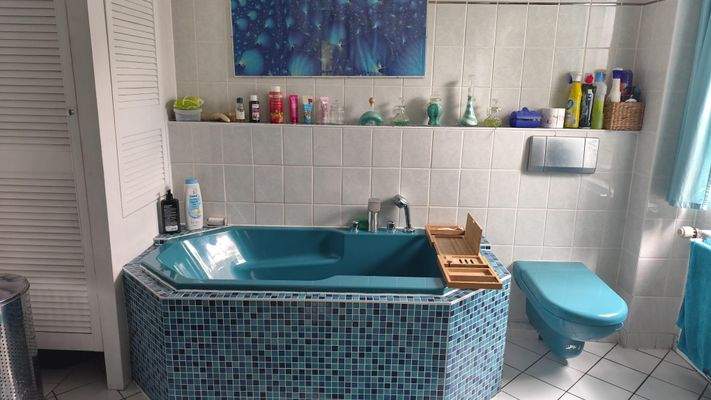 EG - Bad mit WC und Badewanne