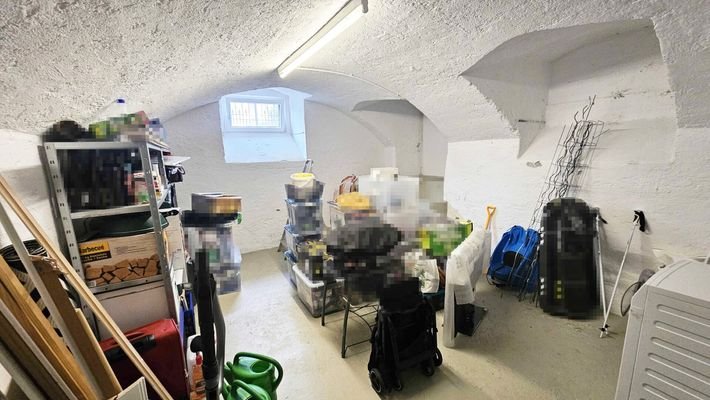 Eigener Kellerraum mit Waschmaschinenanschluss, Hochwertige 3-Zimmerwohnung mit Carport