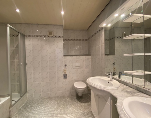 Bad mit Doppelwaschbecken