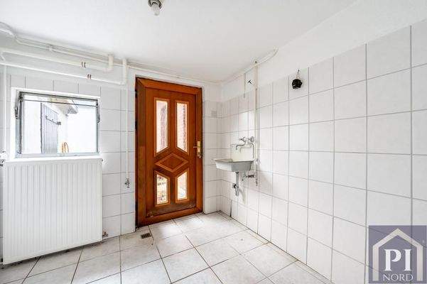 Nebeneingang mit Hauswirtschaftsbereich