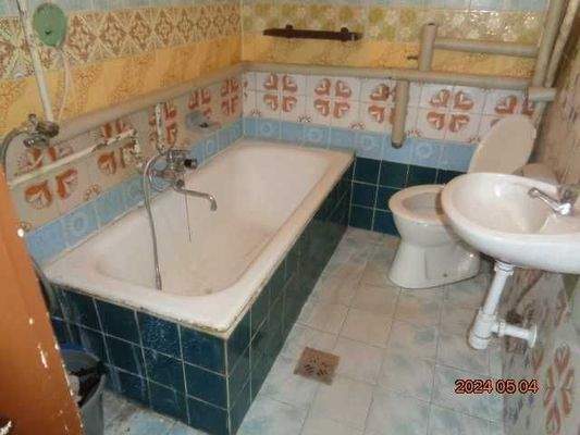 2.Wohneinheit renov.bedürftiges .altes Bad+Wc