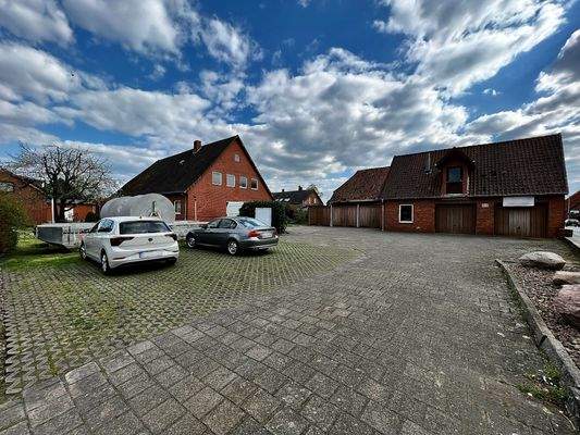 Hofsituation mit Parkplätzen 
