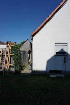 Holzschuppen hinterm Haus