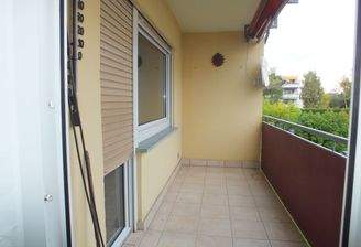 Balkon mit Markise mit 2 Eingänge