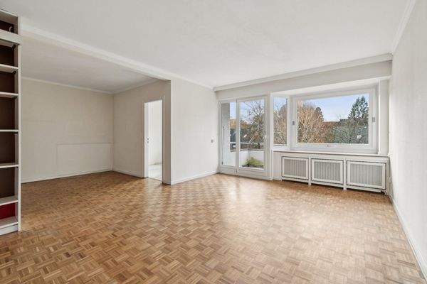 Wohn- und Esszimmer mit Balkonzugang