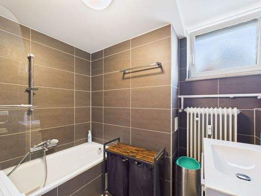 Tageslichtbad mit Badewanne 