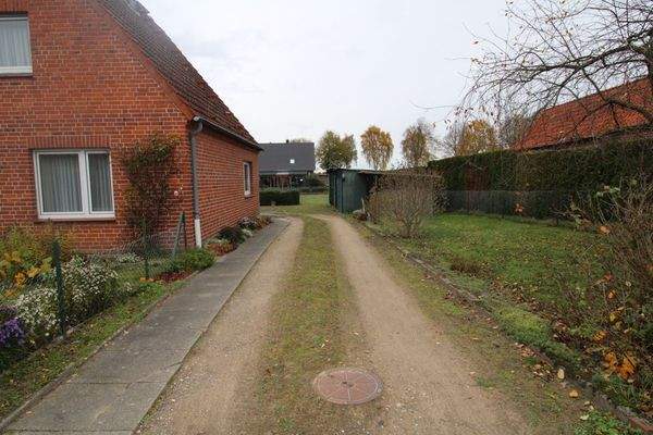Zufahrt oder Platz für ein Doppelcarport
