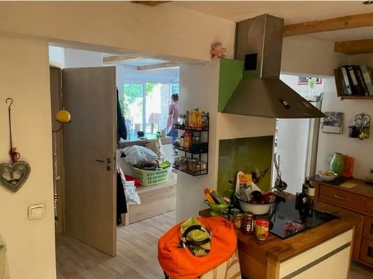 offene Küche m Blick zum Garten 