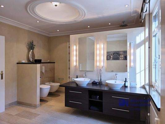 Badezimmer mit Dusche und Wanne EG