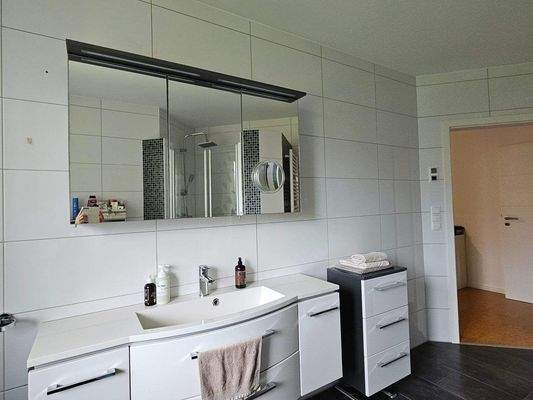 Privates Bad vom Schlafzimmer zugänglich