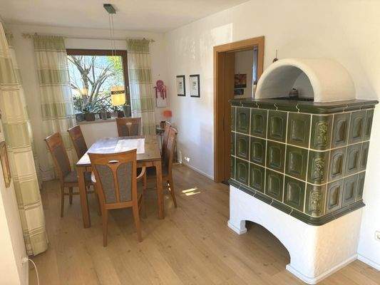 EG_Esszimmer mit Kachelofen