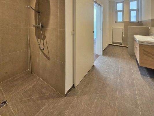 Tageslichtbad mit barrierefreier Dusche