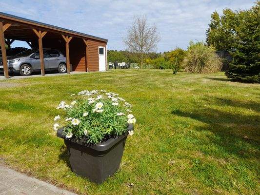 Blick in den Garten mit Carport und 2. Terrasse
