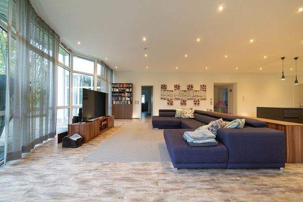 Der Wohnbereich mit Blick in die Natur