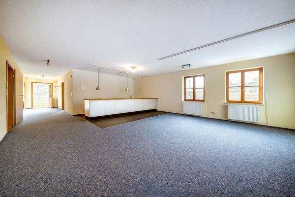 Moderne, leere Wohnküche im Tageslicht