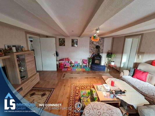 Wohnzimmer mit Holzofen W3