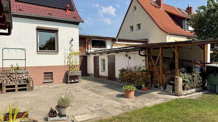 Nebengelass und Holzlager