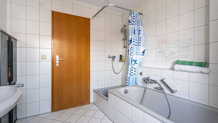 Bad mit Dusche und Badewanne