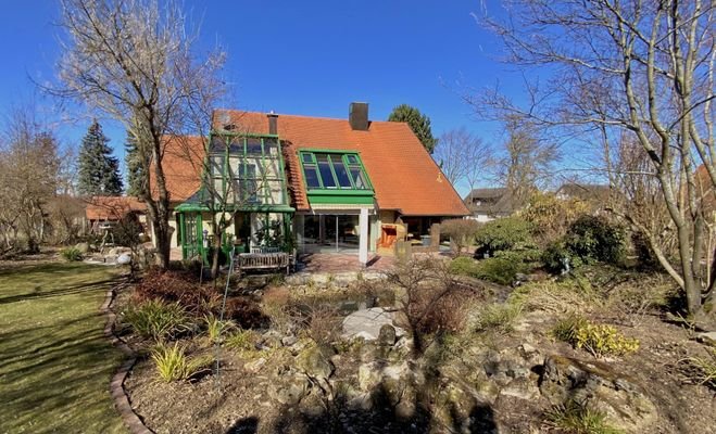 Blick auf das Wohnhaus mit Gartenteich