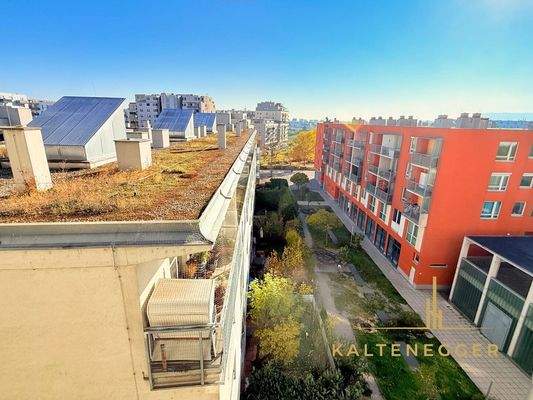 Ausblick von der Loggia in die Wohnhausanlage