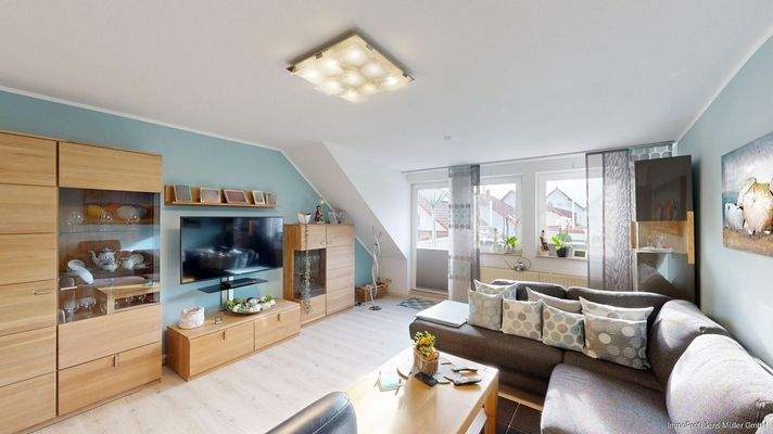 Heller Wohnbereich mit Zugang zum Balkon