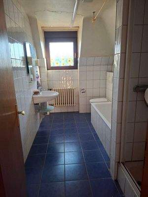 Bad mit Wanne und Dusche