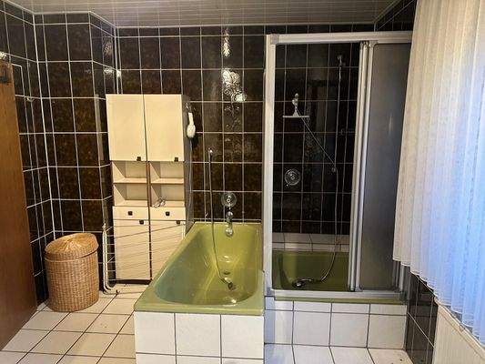 Bad mit Wanne, Dusche und Fenster