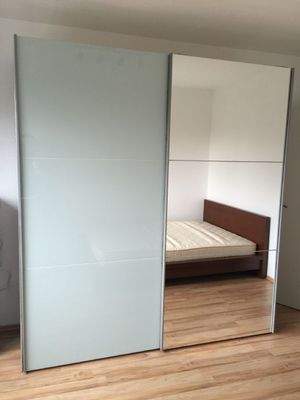 Blick auf Kleiderschrank