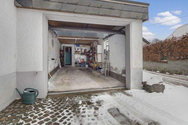 Garage mit Stellplatz