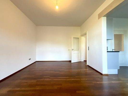 Wohn-/Esszimmer mit Zugang zur Küche