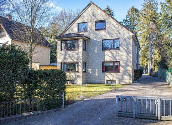 Hausansicht mit Zufahrt