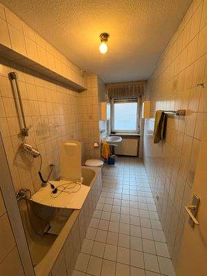 Tageslichtbad mit Wanne und Dusche 