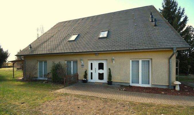 Straßenansicht mit Eingang