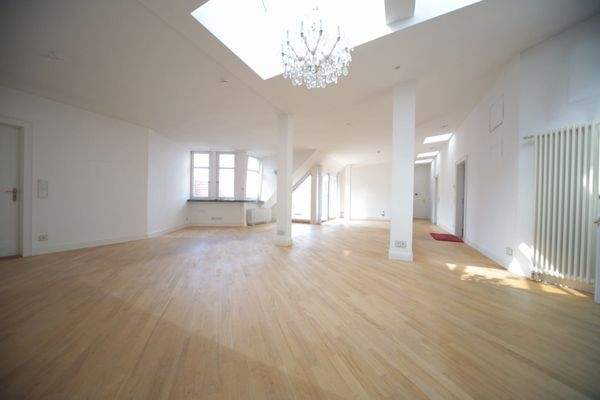 zentraler Wohnraum ca. 80 qm