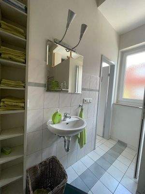 Badezimmer mit 2 getrennten WCs