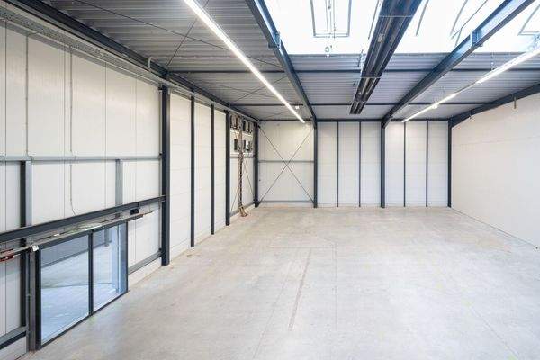 Verkaufsfläche mit Verbindungstür zur Ausstellungsfläche