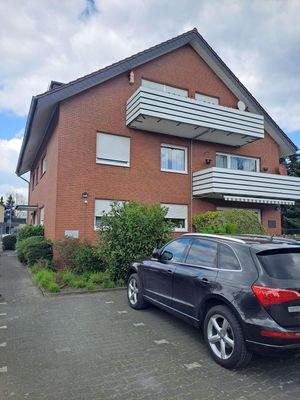 Hausansicht mit Parkplatz