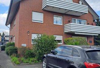 Hausansicht mit Parkplatz