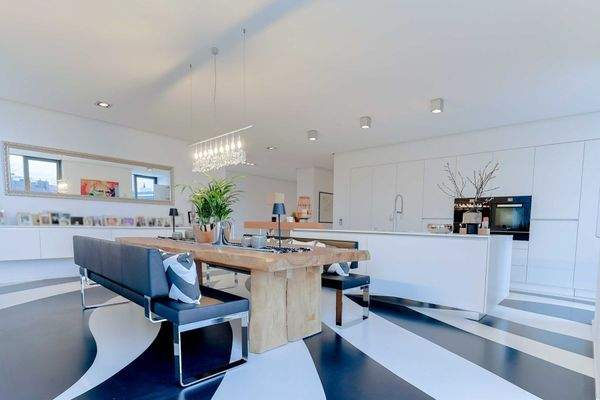 Essbereich und hochwertige Küche mit Kochinsel