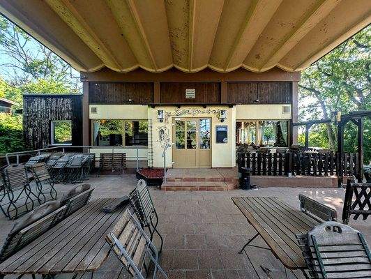 Terrasse und Eingangsbereich