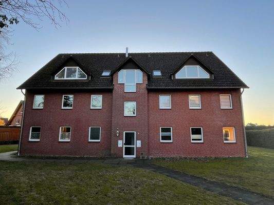 Rotes Mehrfamilienhaus