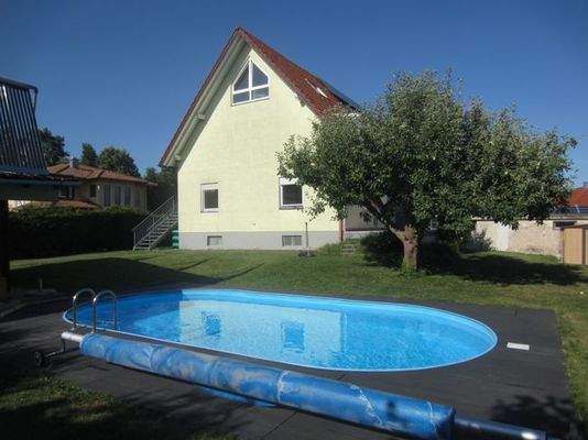 Pool mit Fassade zum Garten