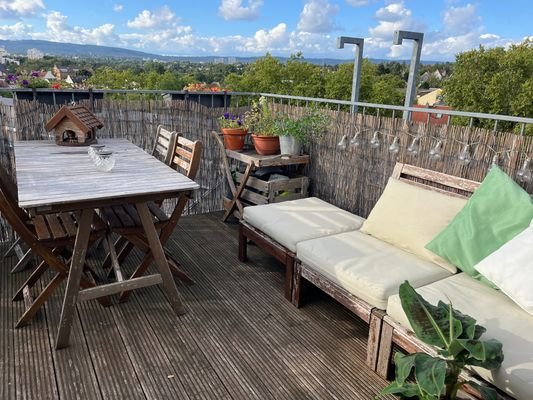 Dachterasse mit Fernblick auf den Taunus