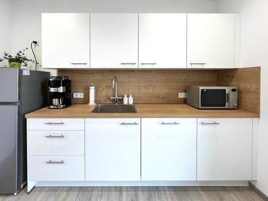 mit Kühlschrank + Microwelle